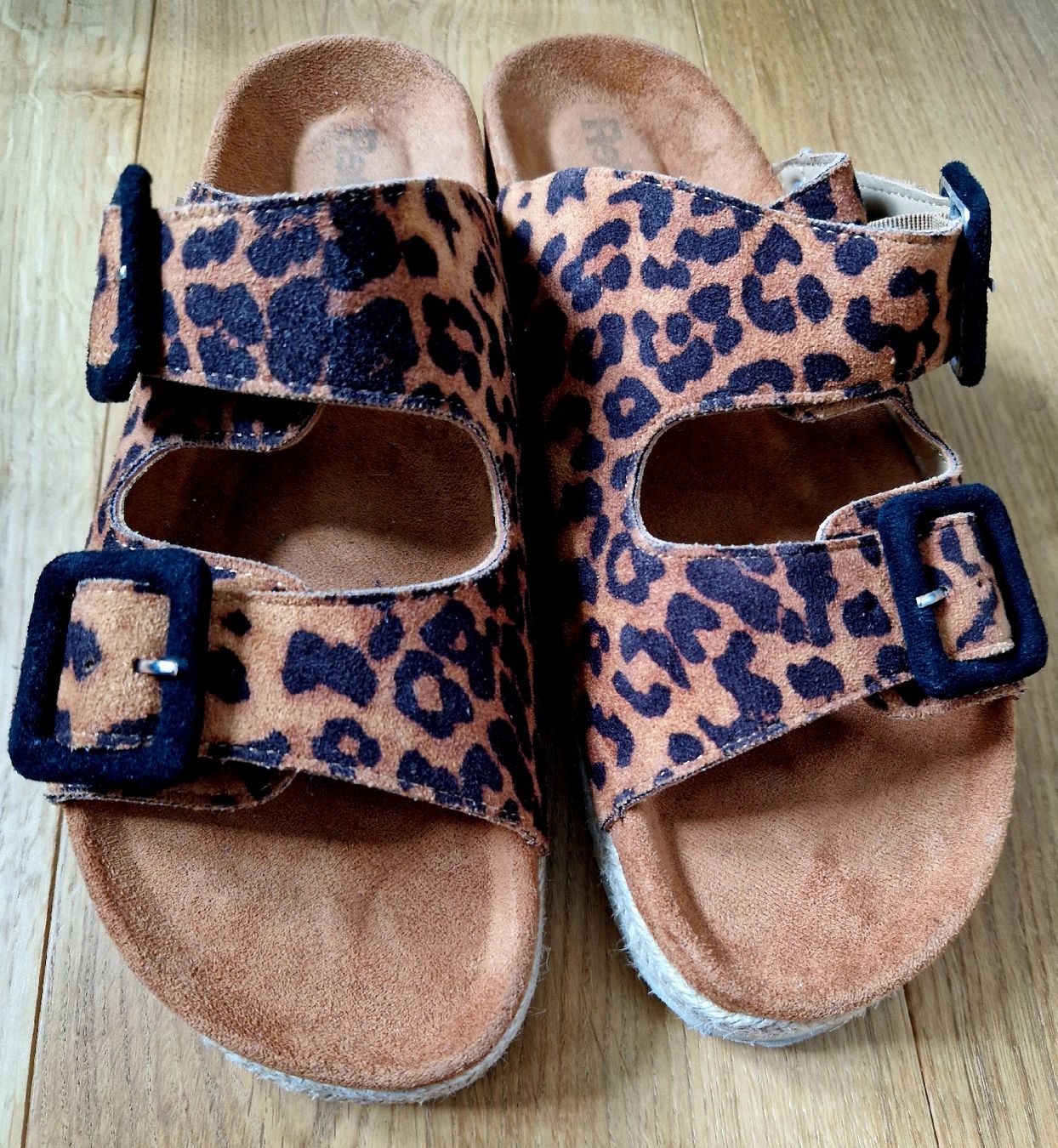 Herrenschuhe: Neue Sandalen Leopardenmuster – Neu (gemäss Beschreibung) aus Fraubrunnen von amaree313