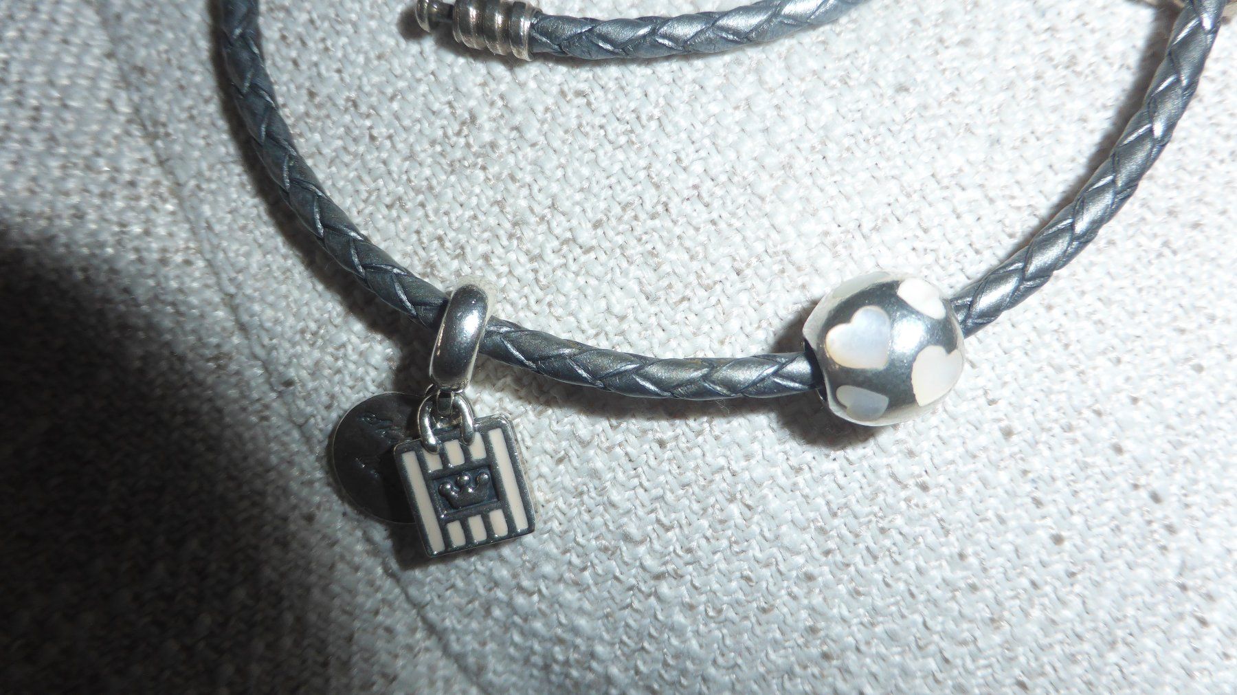 Pandora Armbänder & -reifen: Bracelet Pandora avec 4 charms – Gebraucht aus Genève von LucieA01 3
