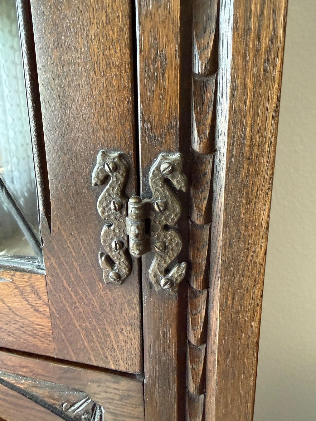 Vetrine: Massiver Eichen-Vitrinenschrank im Tudor-Stil – Usato da Itingen venduto da uhu777 9