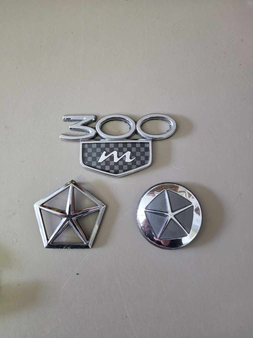 Tutti pezzi di ricambio auto: Chrysler Auto Emblem – Usato da Dorf venduto da Echo_Elements