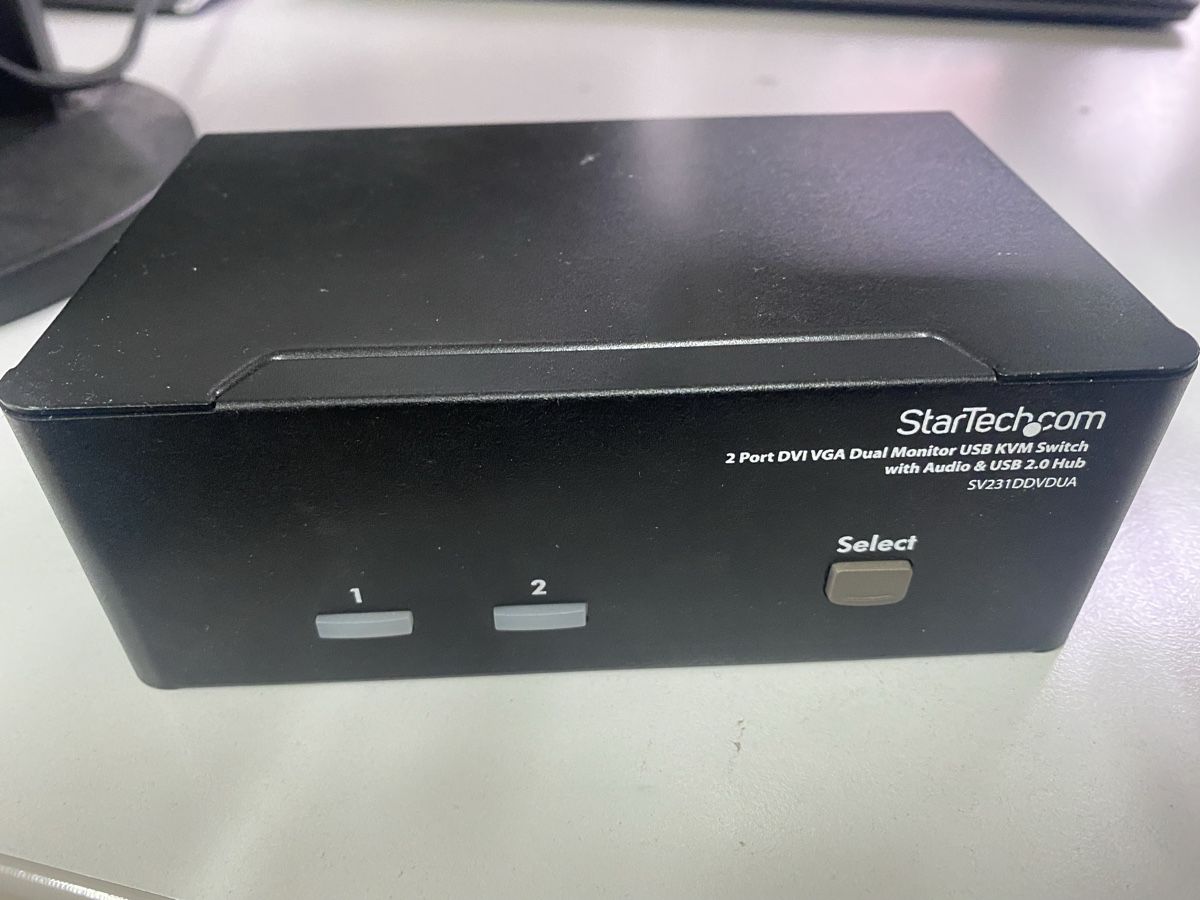 Componenti elettronici: KVM Switch 2x PC, 2x Bildschirme – Usato da Hombrechtikon venduto da Kolia2012