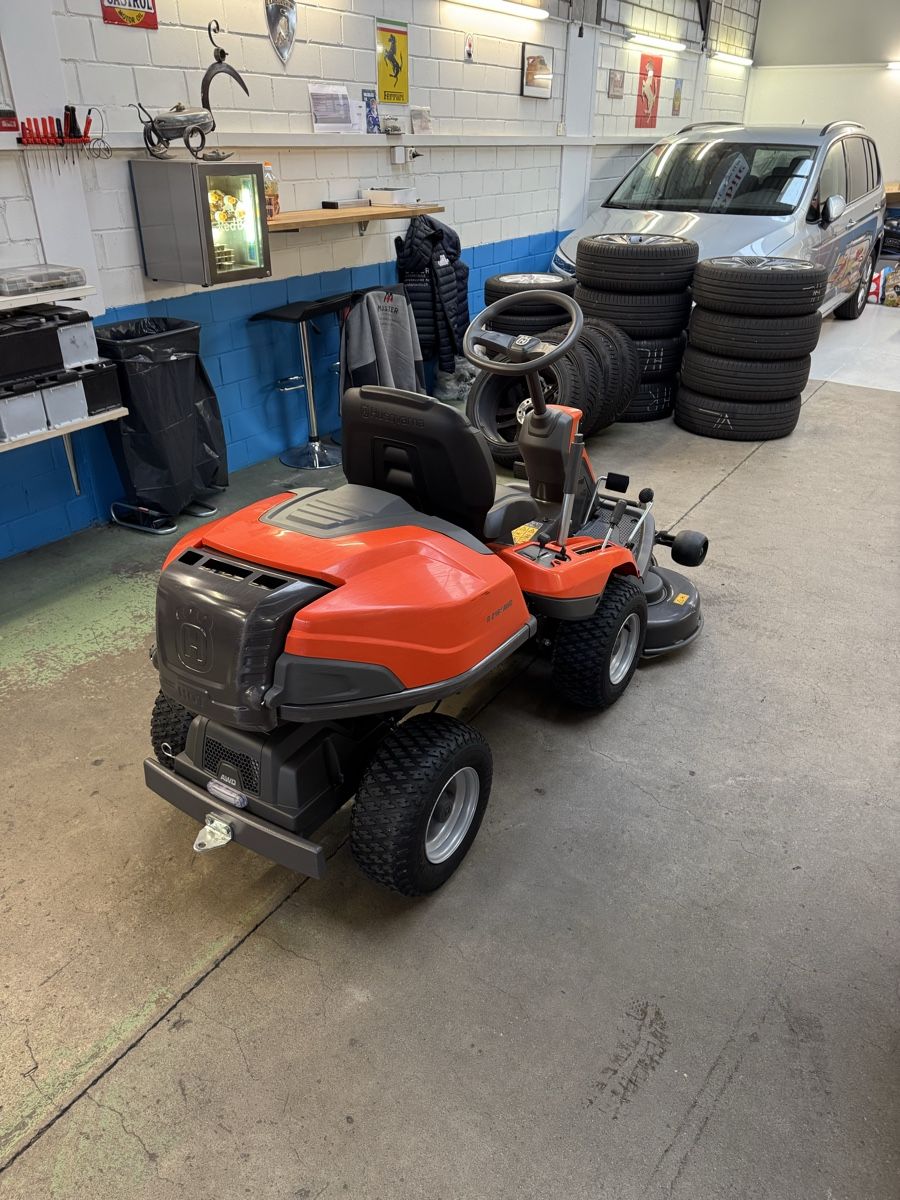 Husqvarna Tagliaerba: Husqvarna 216 AWD Allrad mit Scheeschild – Usato da Brügg BE venduto da Guru73 2