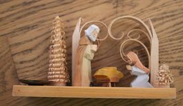 Handgefertigte Krippe aus Holz, filigrane Weihnachtsstimmung