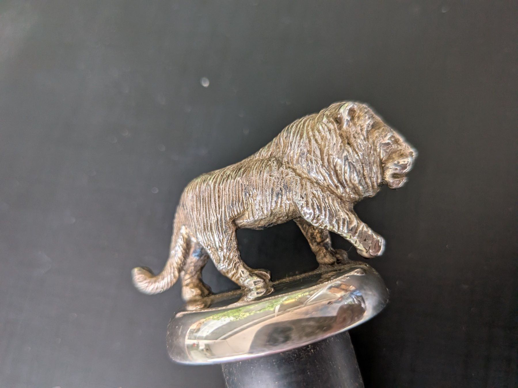 Statuette: Flaschenverschluss mit Löwenfigur – Usato da Emmen venduto da Brockofsky
