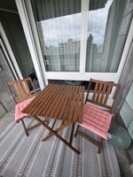 Holz Gartenset NEU Tisch und zwei Stühle mit Kissen.