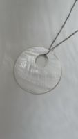 Collana con pendente rotondo in madreperla