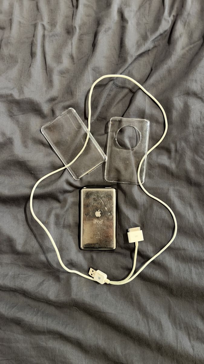 Apple Tragbarer Mediaplayer: Apple iPod Classic 6th Generation with Cable and Case – Gebraucht aus Grasswil von Flohryn 1