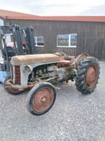 Tracteur ancien Ferguson, modèle vintage.