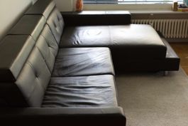 Hochwertige schwarze Ledercouch mit Schlaffunktion