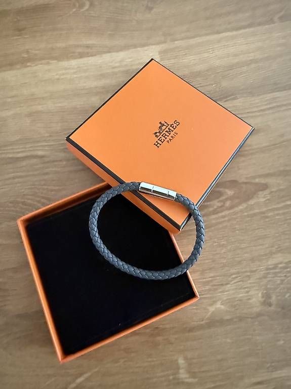 Hermès Bracelets: Bracelet Hermes cuir couleur étain – D'occasion à Genève par jeancharlesdoppler