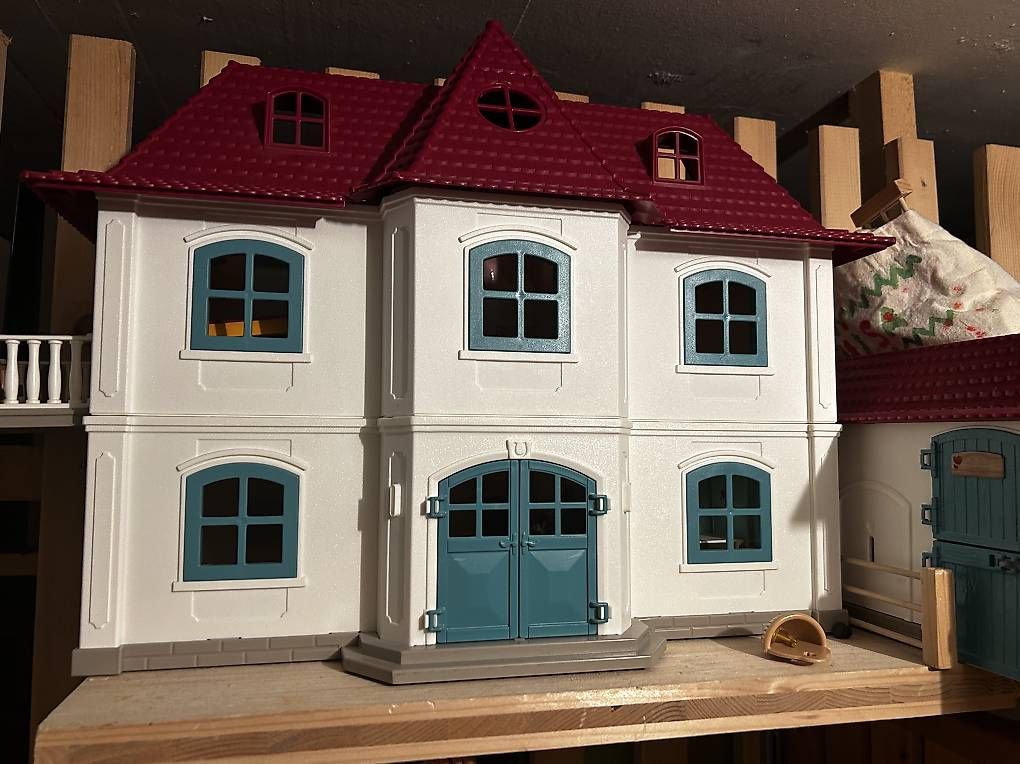 Case e mobili per bambole: Puppenhaus Barbyhaus – Usato da Sempach venduto da AxhaKob81 1