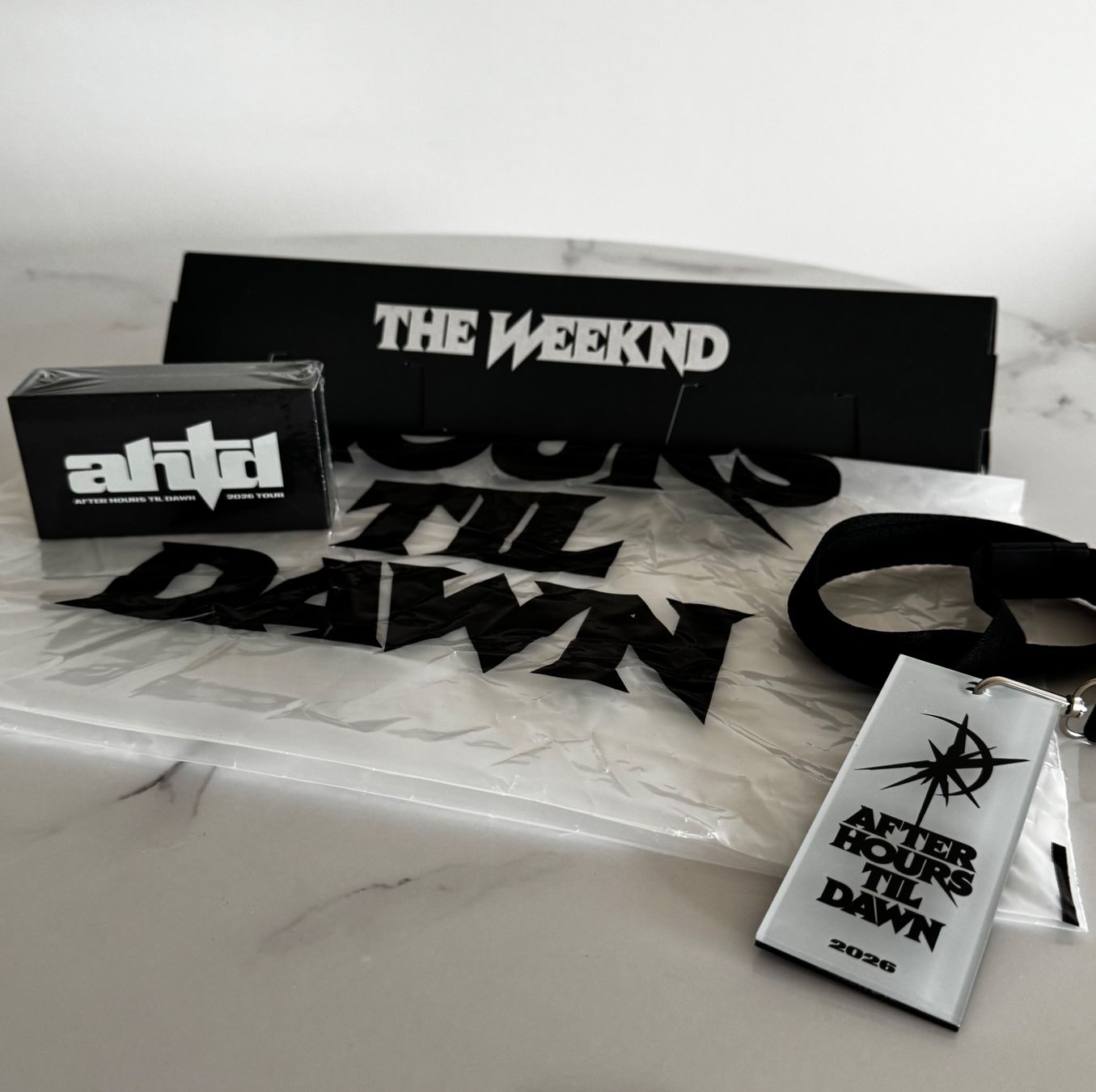 Fotocamera: VIP package 1 The Weeknd - After Hours Til Dawn – Nuovo e nell'imballaggio originale da Nyon venduto da PLS