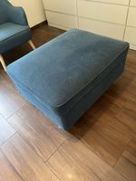 Gemütlicher, blauer Pouf mit Rollen ( Ikea Kivik)