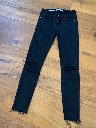 Jeans F: Schwarz, Low Skinny, Gr. 36 mit Löcher