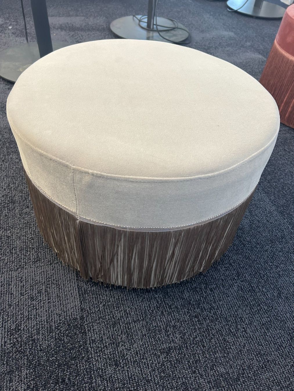 Sgabelli: NEU, Design-Pouf/Hocker beige mit Fransen, Samt, rund – Nuovo (secondo la descrizione) da Wallisellen venduto da Unique_23 1