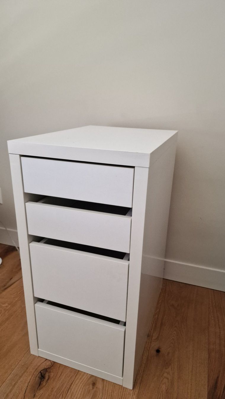 Commodes: White 4-drawer cabinet – D'occasion à Embrach par dkanike