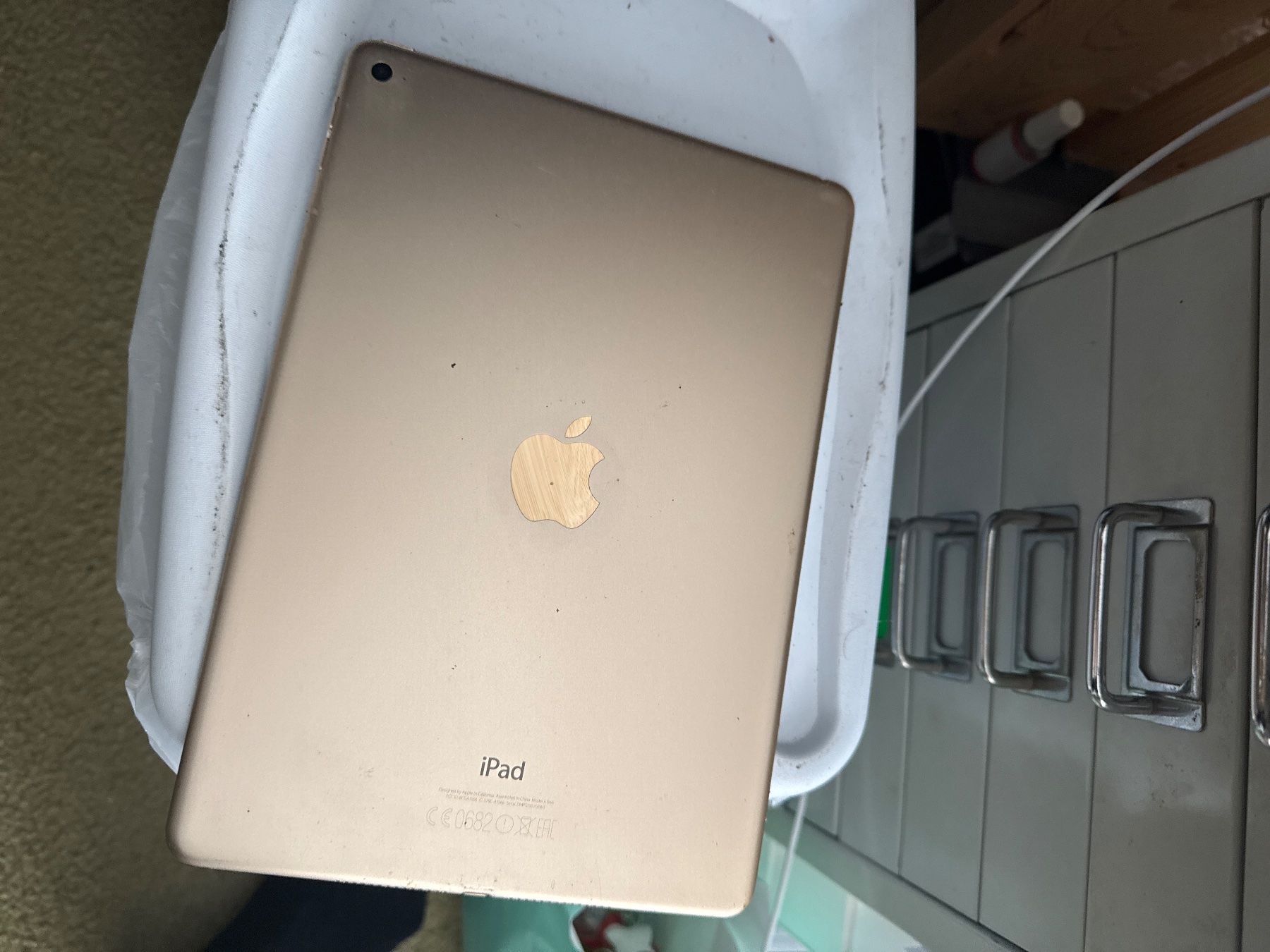 Apple Tablet PC: Ipad Air 2- A1566 - icloude / Display top – Difettoso da Olten venduto da HoYa01 2