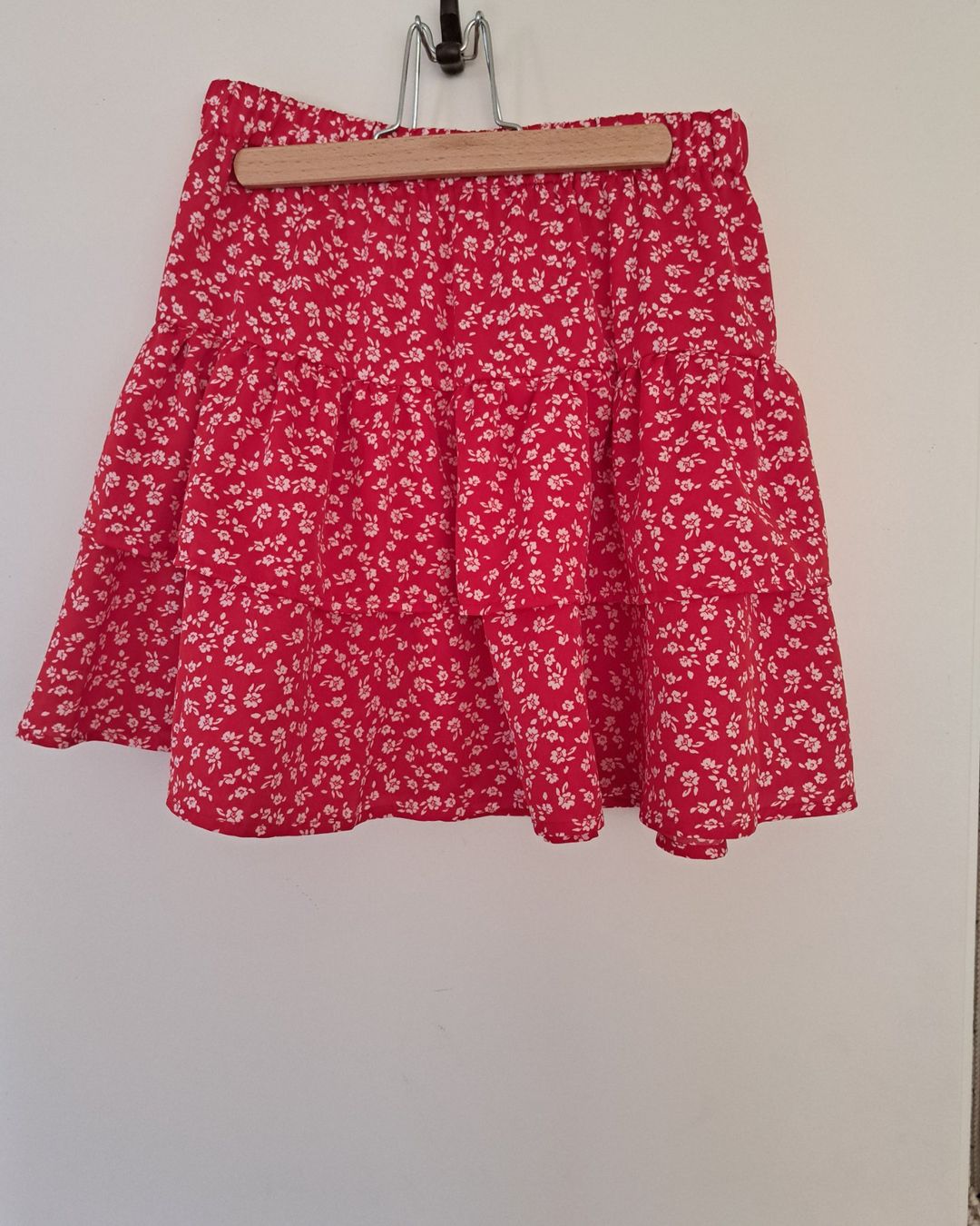 Shein Röcke: Jupe SHEIN rouge imprimé floral taille S – Gebraucht aus Nyon von Taritaro 1