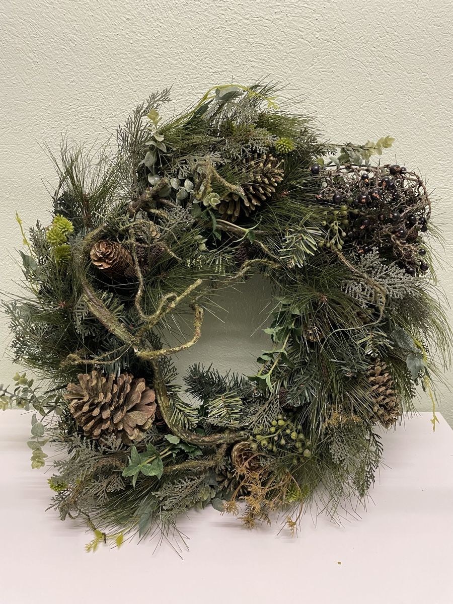 Alle Dekorationen: Festive Winter Wreath with Pine Cones – Neu (gemäss Beschreibung) aus Zürich von LoveFashion76
