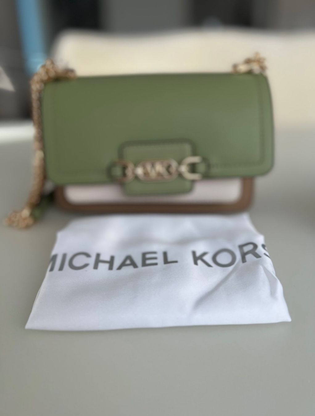 Michael Kors Taschen für Damen: Michael Kors Tasche light sage/camel – Neu und originalverpackt aus Wiedlisbach von Sistershop 6