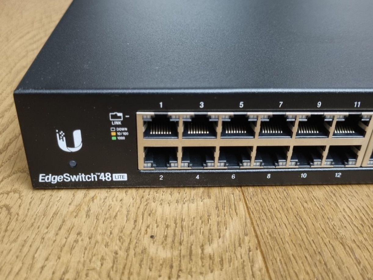 Ubiquiti Hub & Switch: Ubiquiti EdgeSwitch 48 Lite – Usato da Steinhausen venduto da c.matt 2