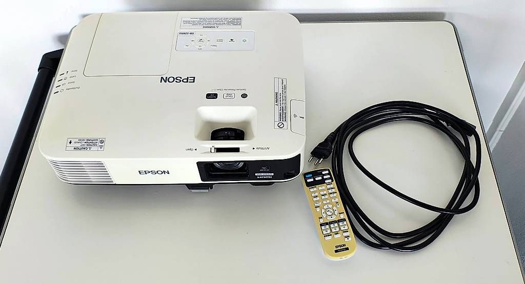 Epson Proiettori: Epson Eb-2250u Business Projektor Beamer – Usato da Bülach venduto da Surbetone