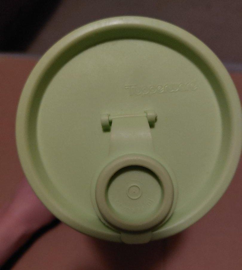 Tupperware Behälter & Ähnliches: Tupperware Getränkebecher grün 1 Liter – Gebraucht aus Birsfelden von ann_87wx 1