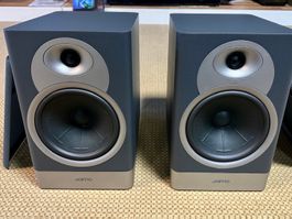 2 Regal-Boxen gross, Jamo S7-17 dunkel, Neuware aus Set.