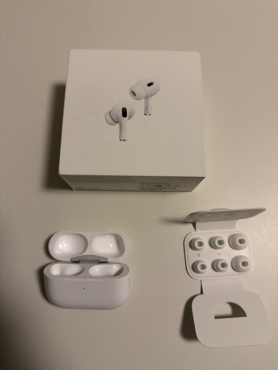Apple Cuffie: AirPod Pro 2nd Gen (only case, lightening) – Usato da Bern venduto da dem_7d5z