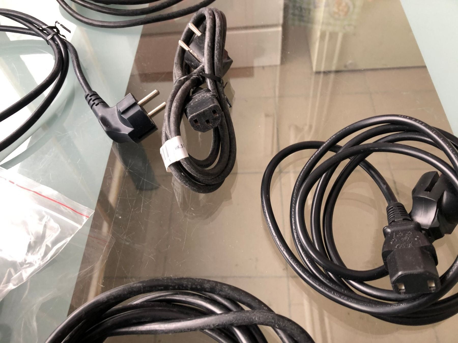 Kabel: Stromkabeln 7x für PC, Drucker, etc. – Gebraucht aus Arisdorf von comestibles 1