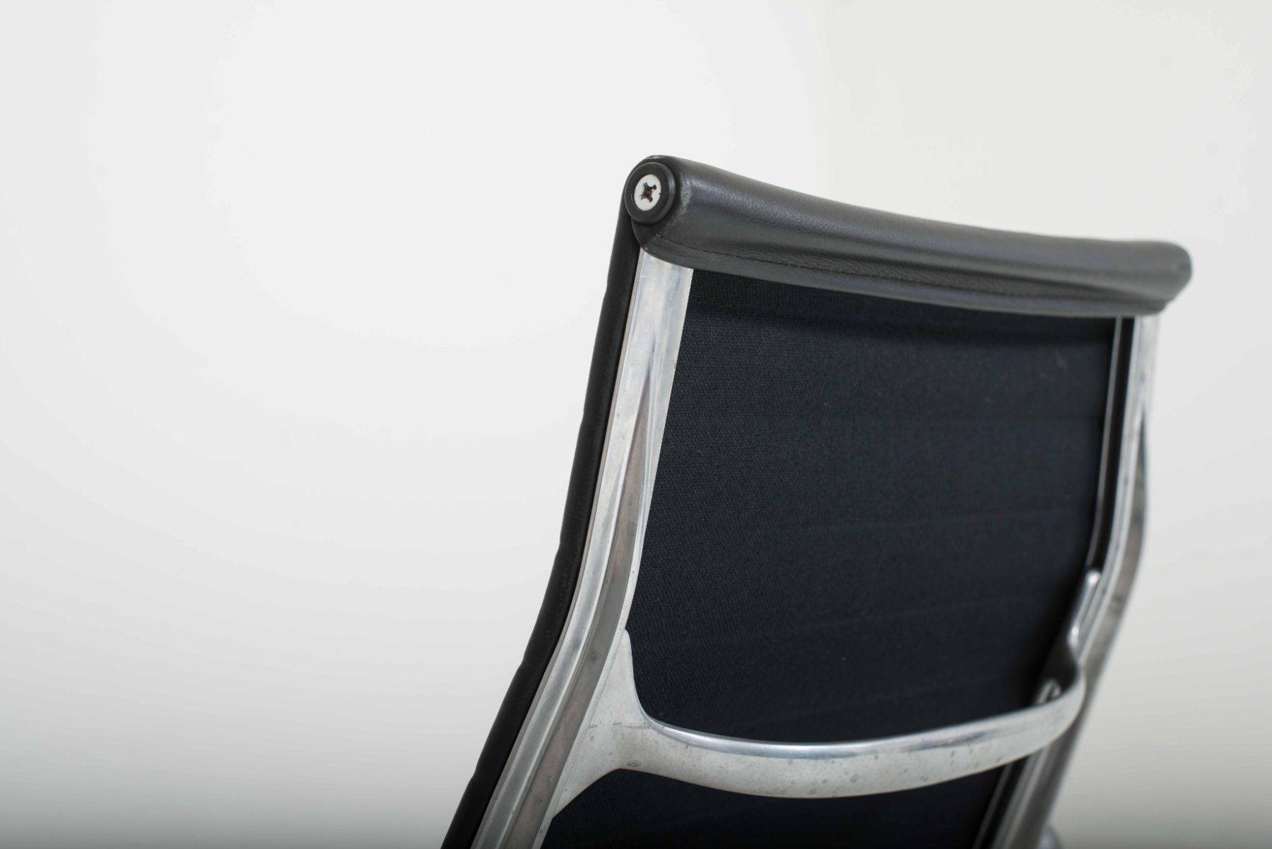 Vitra Poltrone: Vitra EA 115 Designer Sessel- Charles & Ray Eames in Leder – Usato da Zürich venduto da STUZH38 7