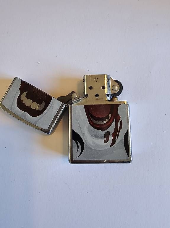 Zippo Accendini: ZIPPO mit Vampirmund – Usato da St. Gallen venduto da Murita 4