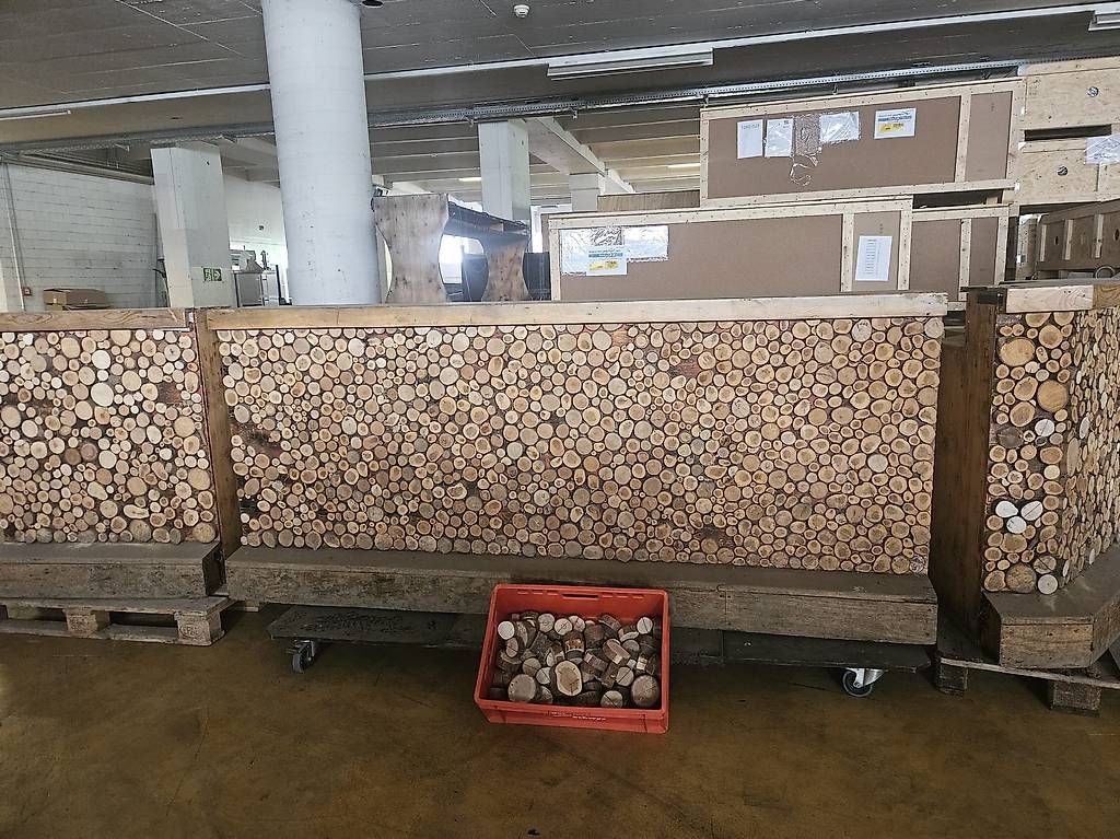 Tische: Holzbar Indoor / Outdoor "Schiterbig" Design – Gebraucht aus Rheineck von inf_kv7d 2