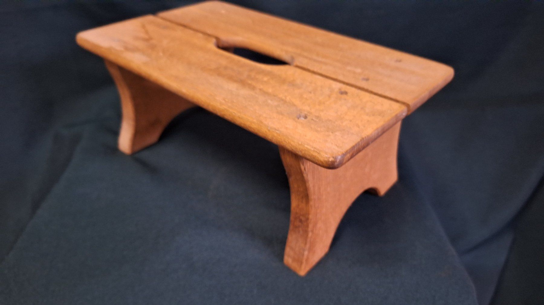 Sgabelli: hübscher Holzschemel mit Eingriff, Vintage – Usato da Arlesheim venduto da shopradl 4