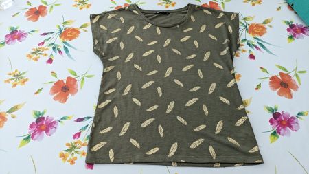 Only T-Shirt - mit goldenen Federn - Gr. XS
