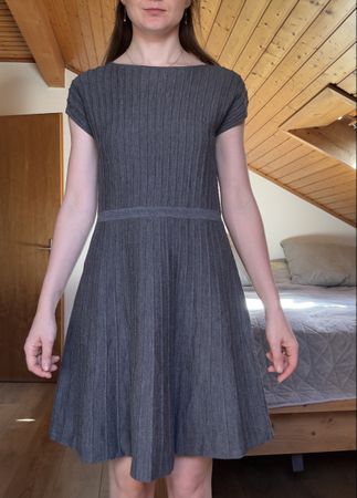 Robe BOSS Hugo Boss en maille côtelée grise – Taille M