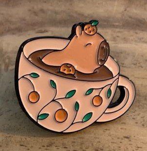 Placchette & Badge: Pin Capybara Teetasse – Nuovo e nell'imballaggio originale da Geneve venduto da vane267