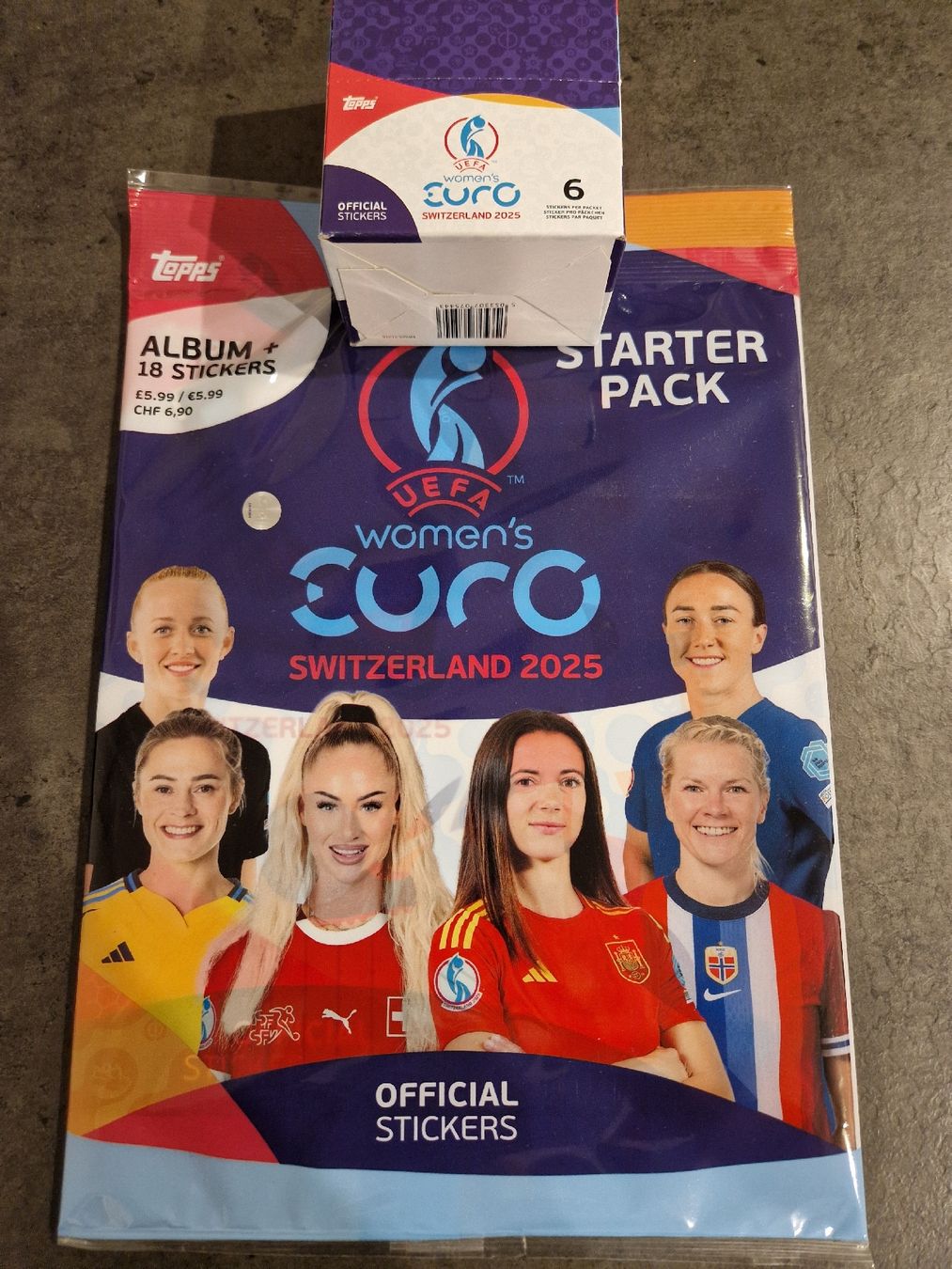 2025 Topps Damen Euro Fußball-Sticker Starterpaket – Mit Album & 18 Aufklebern