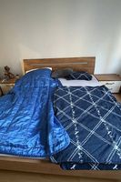Bett mit Nachtisch und Bettkästen