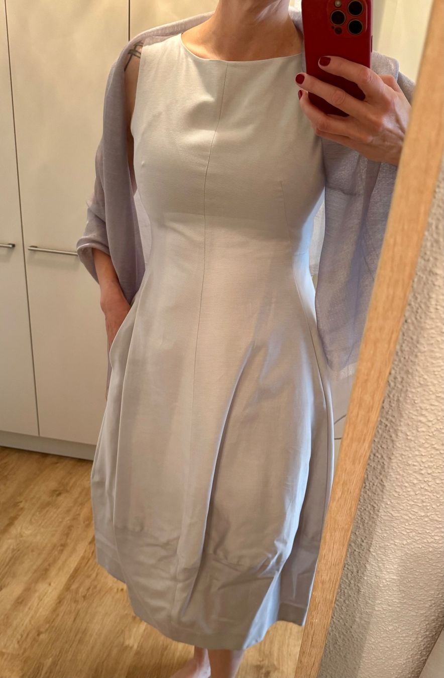 Cos Vestiti: COS Abendkleid silber-hellgrau, Gr. 40, Seide/Baumwolle – Usato da Männedorf venduto da Olumio