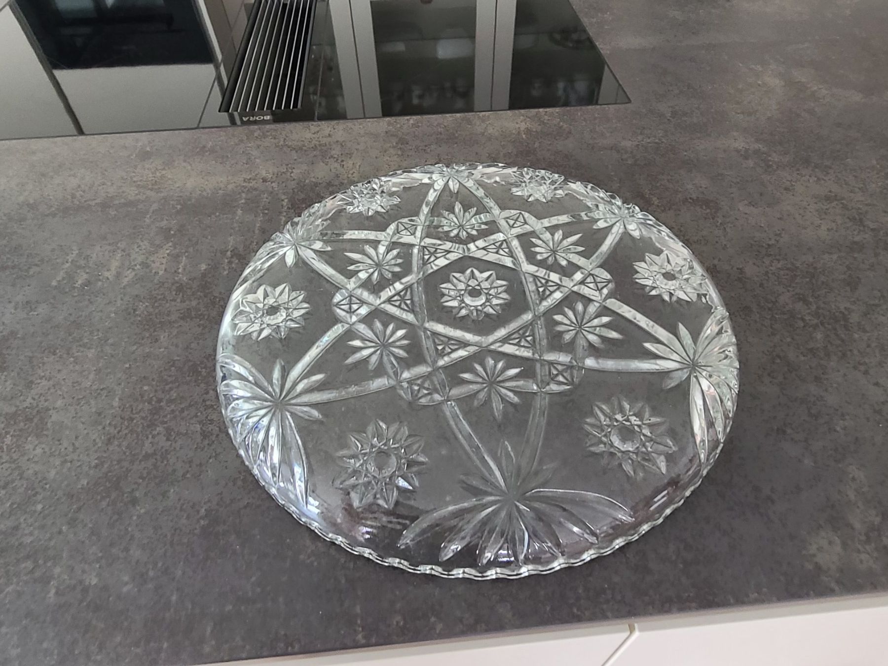 Piatti di portata: Dekorative Servierplatte aus Glas mit Sternmuster rund – Usato da Reinach BL venduto da 3Guggerli 1