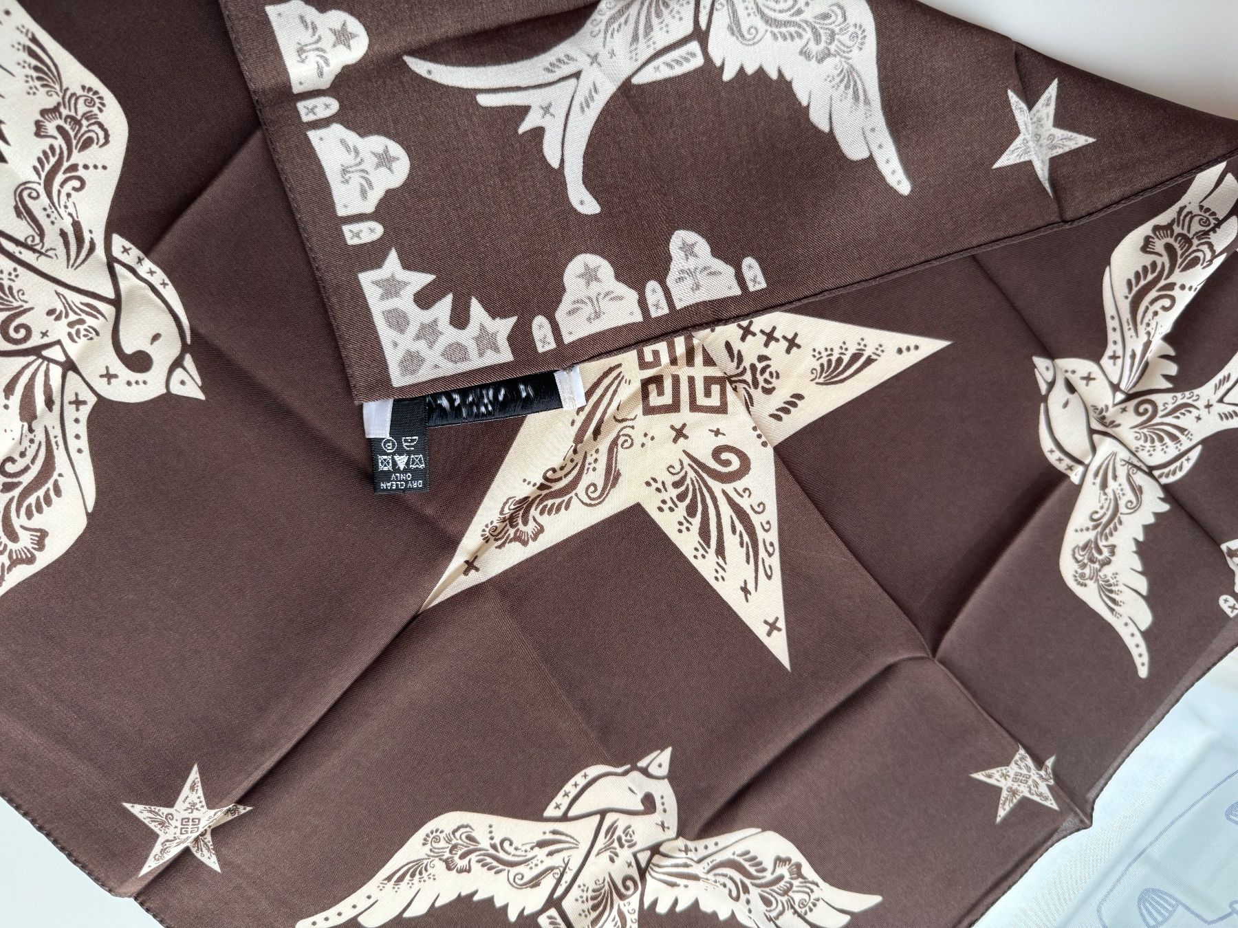 Givenchy Foulard & Sciarpe: Givenchy Tuch Foulard Swallow – Usato da Schaan venduto da MivrSh 3