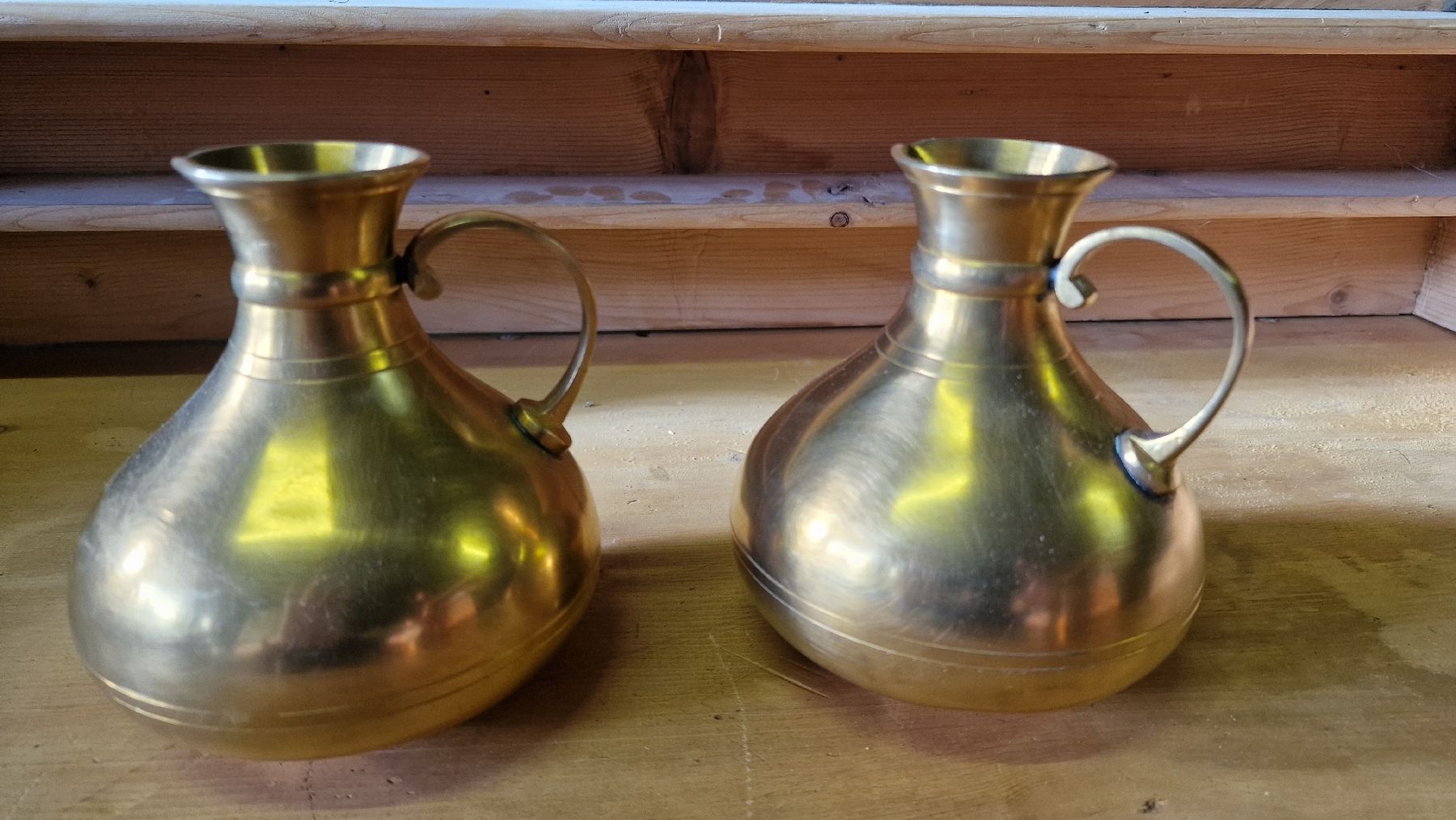 Bottiglie: Zwei Messingkrüge mit Griffen, ca. 18 cm hoch – Usato da Herisau venduto da Antiques.AR