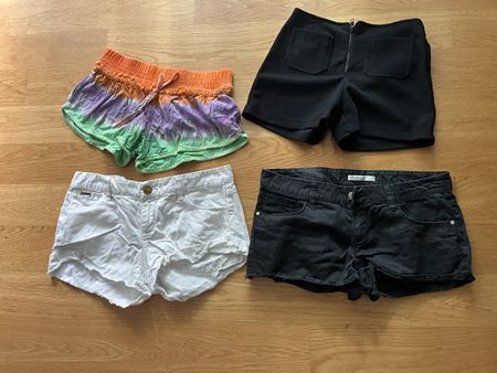 4 Coole Shorts, Gr. : 34 -36