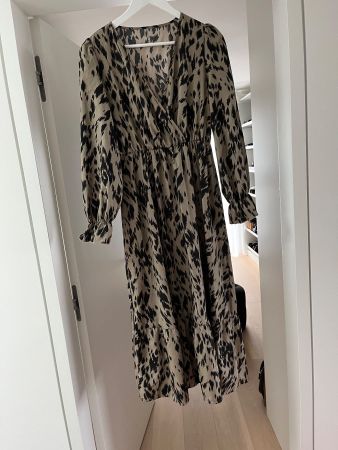 Elegantes bodenlanges Kleid mit Muster