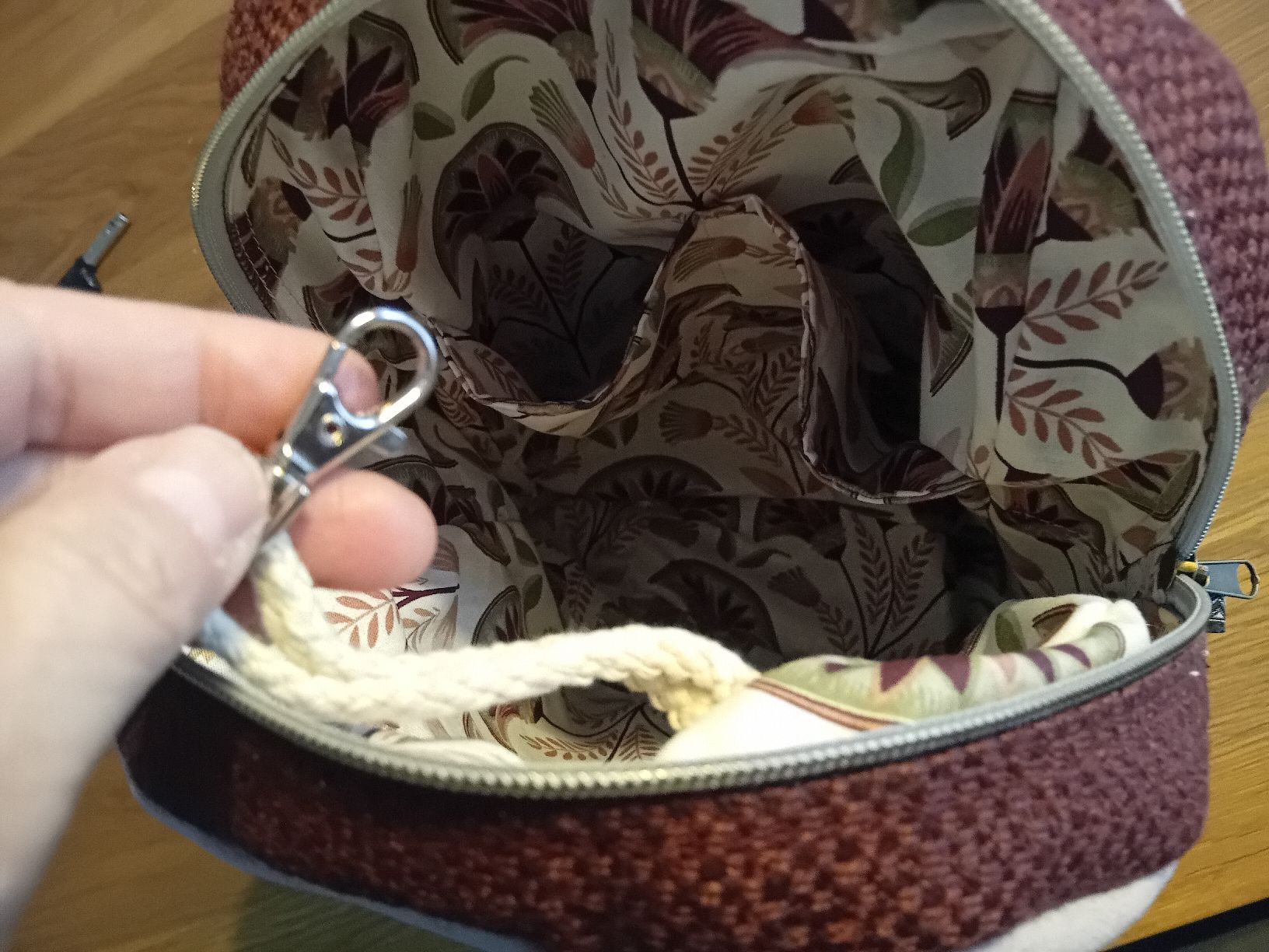 Rucksäcke: Rucksack mit Innentaschen, Beere/Grau, Stoff – Neu (gemäss Beschreibung) aus Burgdorf von carodesign1 3