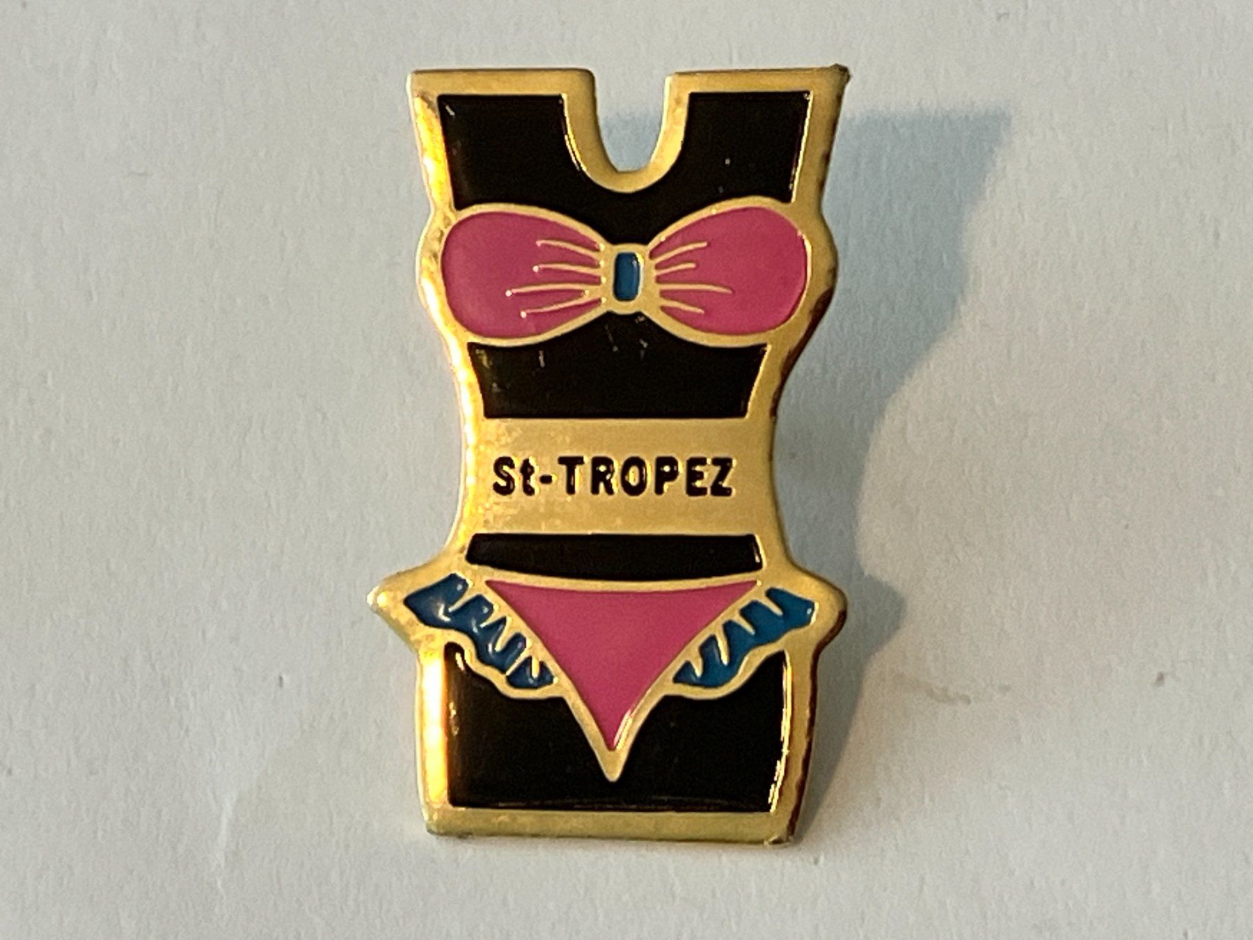 Placchette & Badge: 1 Pin St. Tropez – Usato da Basel venduto da djwwpp