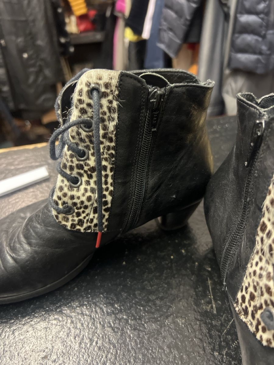 Think Scarpe da donna: Think! Lederstiefeletten Schwarz/Leo Gr. 38.5 – Usato da Olten venduto da AtelierSecondhand23 2