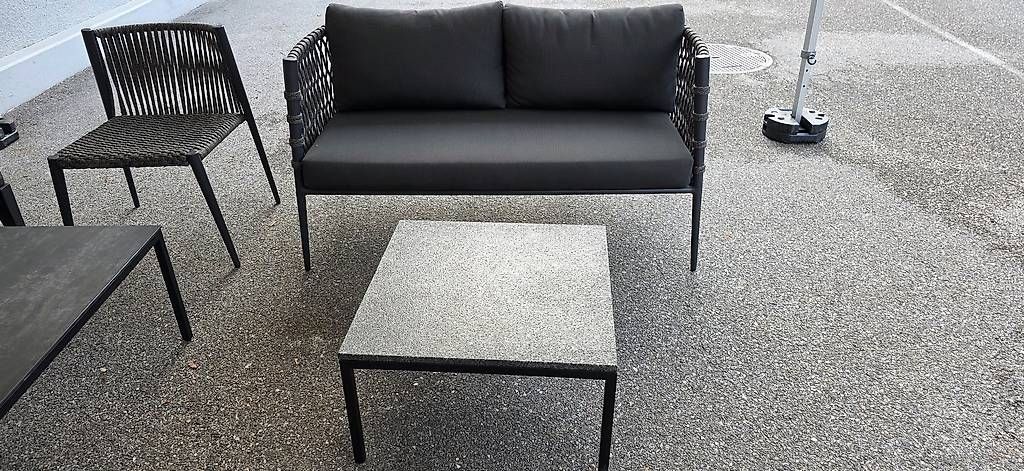 Divani: Gartensofa mit Granittisch Ausstellungs Stk. – Nuovo e nell'imballaggio originale da Lützelflüh-Goldb venduto da Rampenverkauf_72_ 2