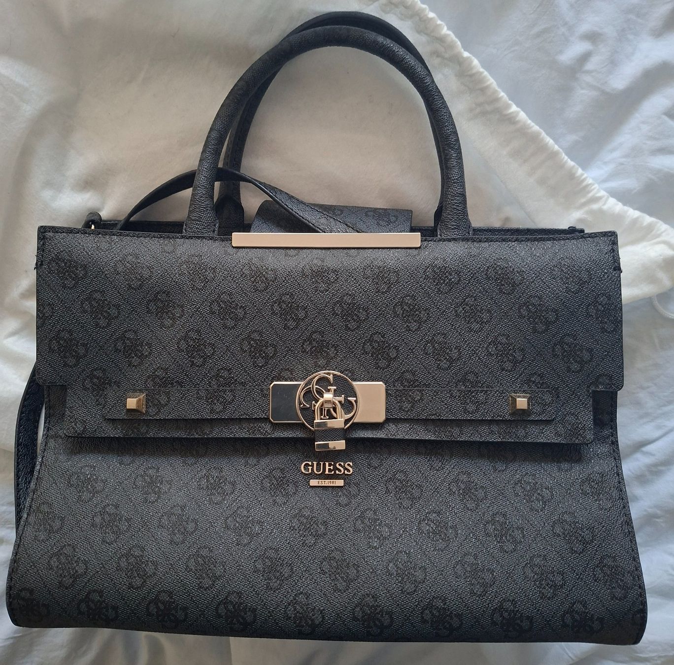 Guess Taschen für Damen: Guess Tasche neuwertig – Neu (gemäss Beschreibung) aus Weisslingen von sug_vq8z
